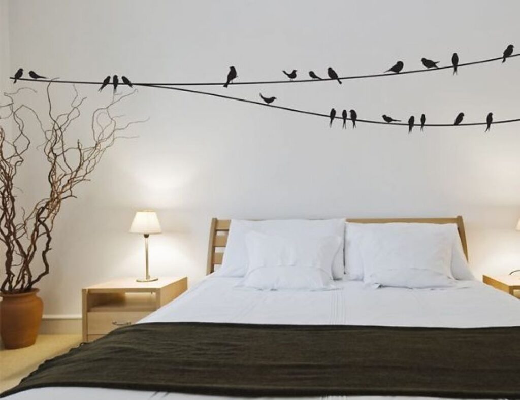 наклейка птицы над кроватьюв спальне